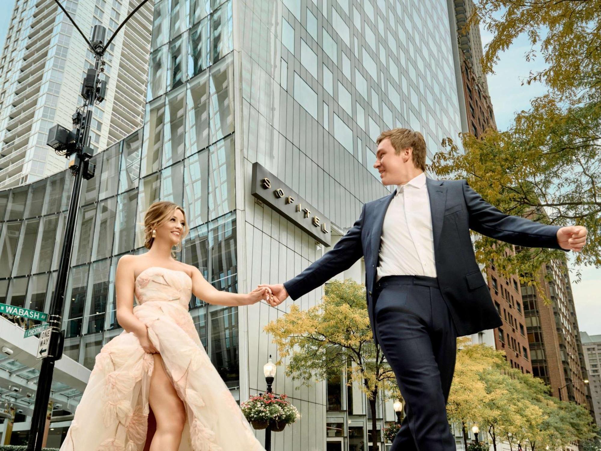 Hotel Sofitel Chicago Magnificent Mile Exterior foto Wedding couple in Chicago