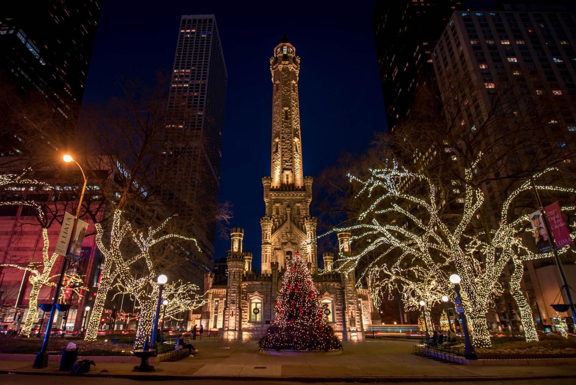 Hotel Sofitel Chicago Magnificent Mile Exterior foto The Chicago Water Tower at Christmas