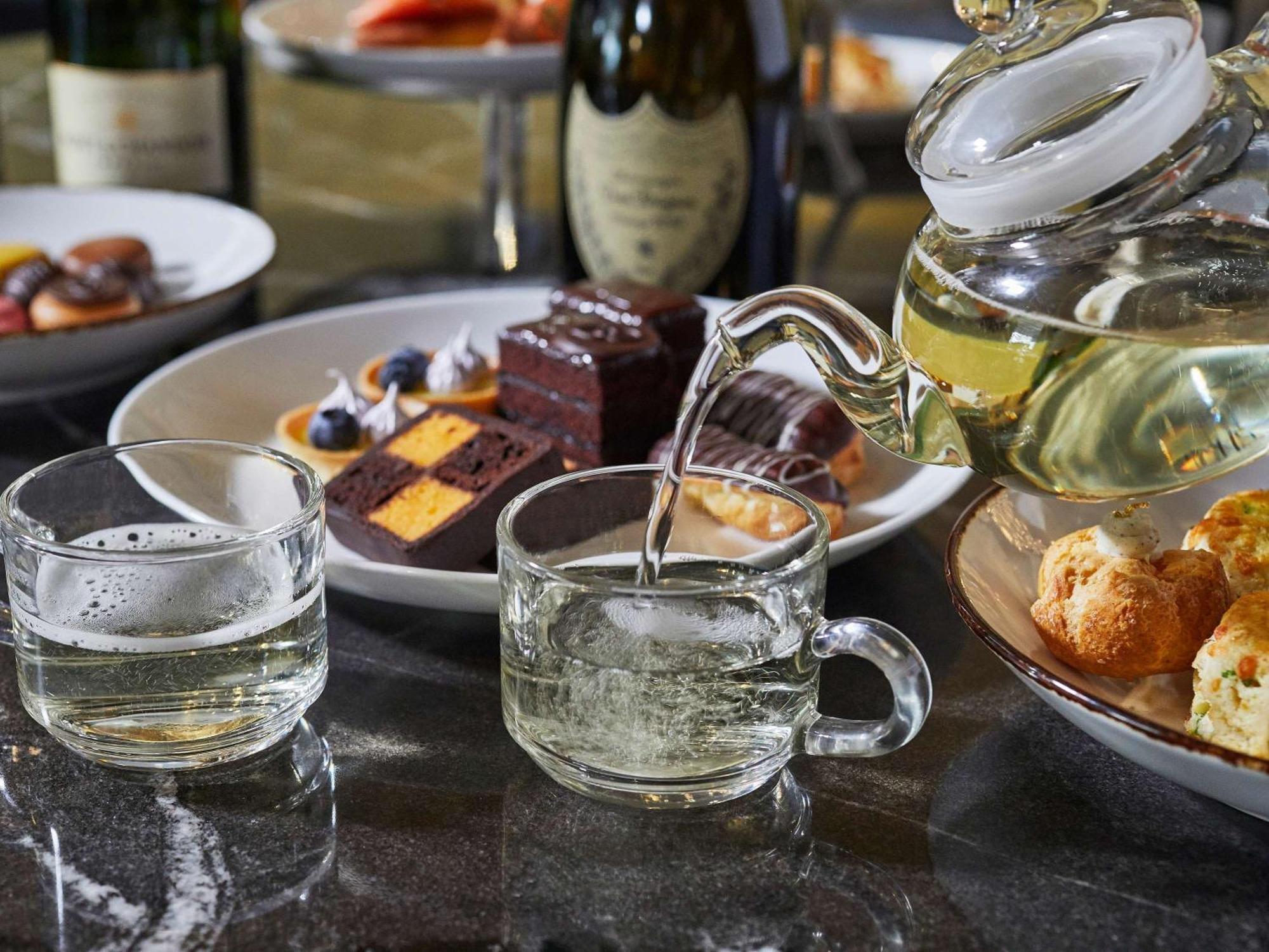 Hotel Sofitel Chicago Magnificent Mile Exterior foto A glass of Champagne being poured