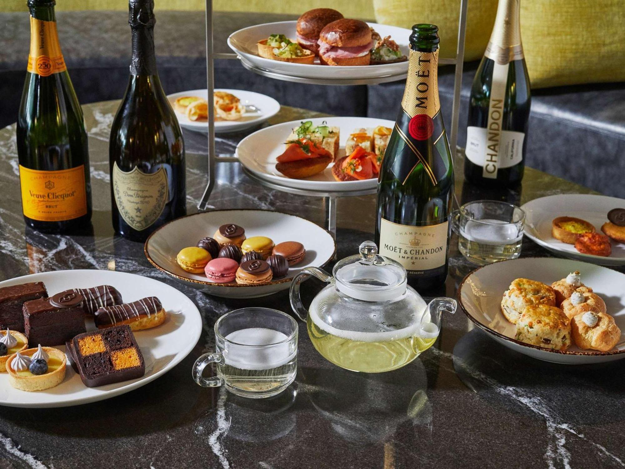 Hotel Sofitel Chicago Magnificent Mile Exterior foto Champagne and French desserts